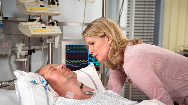 Bild: ARD/Nicole Manthey Nora (Anne Moll) gesteht Arthur (Jochen Horst) am Krankenbett ihre Liebe.