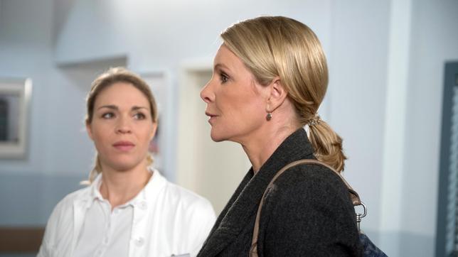 Bild: ARD/Nicole Manthey Nora (Anne Moll) hat Mühe, Britta (Jelena Mitschke) eine plausible Erklärung für ihr medizinisches Fachwissen zu geben.