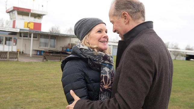 Bild: ARD/Nicole Manthey Nora (Anne Moll) kommt gerade noch rechtzeitig, um Arthur (Jochen Horst) zu sagen, wie sehr sie ihn liebt.