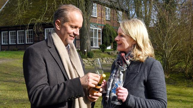 Bild: ARD/Nicole Manthey Nora (Anne Moll) und Arthur (Jochen Horst) einigen sich auf eine Hochzeitsfeier im kleinen Kreis.