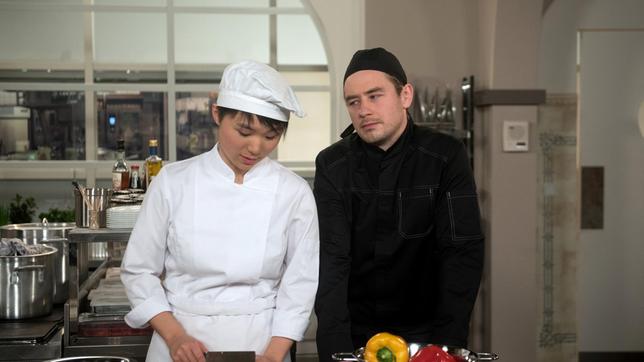 Oliver (Niklas Löffler) versucht Ellen (Yun Huang) mit der Vision von einem gemeinsamen Restaurant zu ködern.