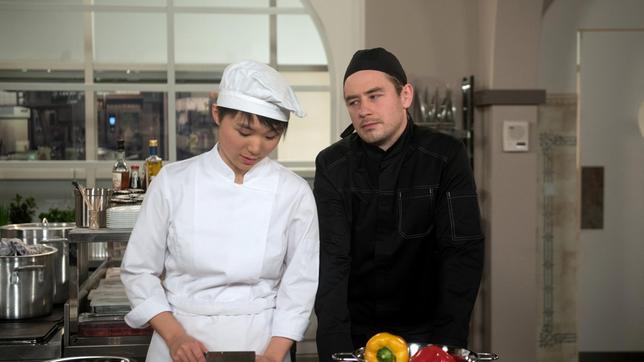 Bild: ARD/Nicole Manthey Oliver (Niklas Löffler) versucht Ellen (Yun Huang) mit der Vision von einem gemeinsamen Restaurant zu ködern.