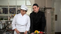 Oliver (Niklas Löffler) versucht Ellen (Yun Huang) mit der Vision von einem gemeinsamen Restaurant zu ködern.