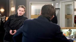 Oliver (Niklas Löffler) wird von Gregor (Wolfram Grandezka) aufgefordert, Carla schnell aus ihrem Amt zu treiben.