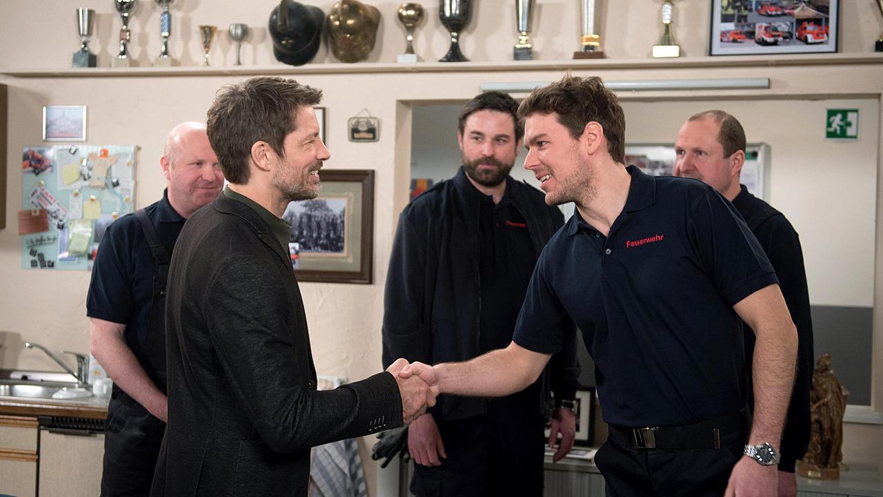 Patrick (Constantin Lücke) begrüßt mit seinen Kollegen (Komparsen) den neuen Chef der Feuerwache Mathis Segert (Mickey Hardt).
