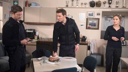 Patrick (Constantin Lücke) erfährt, dass Mathis (Mickey Hardt) nicht an das Handy als Brandursache glaubt (mit Hedi Honert).
