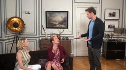 Patrick (Constantin Lücke) erklärt Jacqueline (Henrike Fehrs) und Carla (Maria Fuchs), dass er sofort in Leipzig anfangen soll.