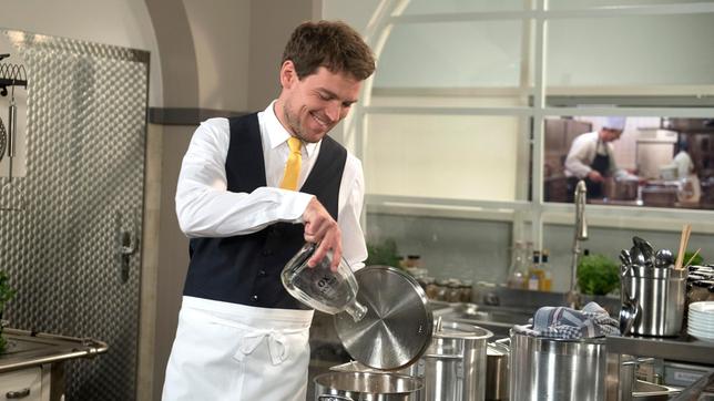 Patrick (Constantin Lücke) schüttet heimlich Alkohol in die Rouladen-Sauce, um Gunters Stellung vor den Angestellten zu schwächen.