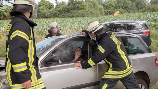 Bild: ARD/Nicole Manthey Patrick (Konstantin Lücke) und Mathis (Mickey Hardt) bei der dramatischen Rettung einer Frau (Katja Frenzel) aus einem Unfallauto.