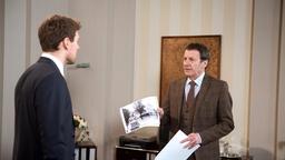 Patrick (Constantin Lücke) will Gunter (Hermann Toelcke) überzeugen, eine Ahnengalerie u.a. mit dem Foto  seiner Großmutter im Hotel aufzuhängen.