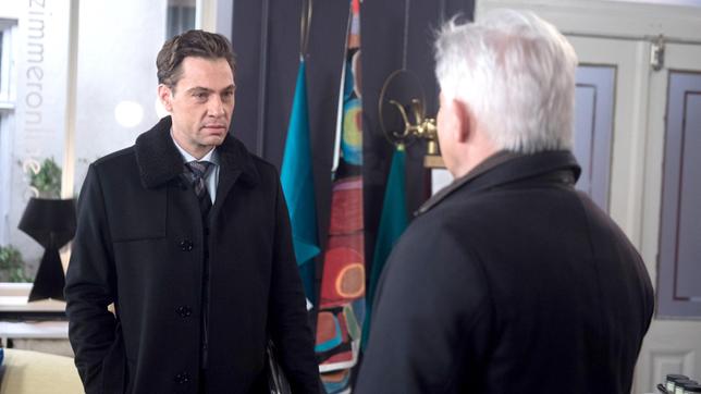 Bild: ARD/Nicole Manthey Paul (Leander Lichti) ist getroffen, als Thomas (Gerry Hungbauer) ihn auf seine Niederlage hinweist.
