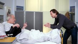 Peer (Jörg Pintsch) erkennt resigniert, dass sein Vater (Jasper Vogt) offenbar nicht bereit ist, Frieden mit ihm zu schließen.