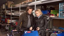 Peer (Jörg Pintsch) holt sein Motorrad aus der Werkstatt und startet mit Sigrid (Dana Golombek) gut gelaunt zu einem Ausflug.