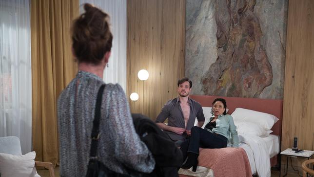 Bild: ARD/Nicole Manthey Philip (Marc Schöttner) und Anette (Sarah Masuch) werden in flagranti von Carla (Maria Fuchs) erwischt.