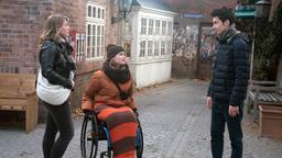 Pia (Clara Apel) bedauert vor Jolina (Hanna-Marie Hofmann) und Freddy (Marco Valero), dass sie für ihr Wunsch-Praktikum zu spät dran ist.
