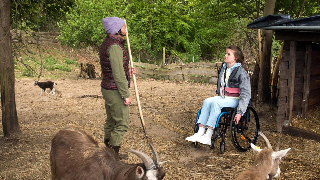 Pia (Clara Apel) sucht aufgelöst Zuflucht bei Astrid (Claudia Schmutzler).