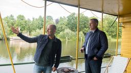 René (Oliver Petszokat) gelingt es, Torben (Joachim Kretzer) zumindest zu einem Aufschub beim Verkauf des Bootes zu bewegen.