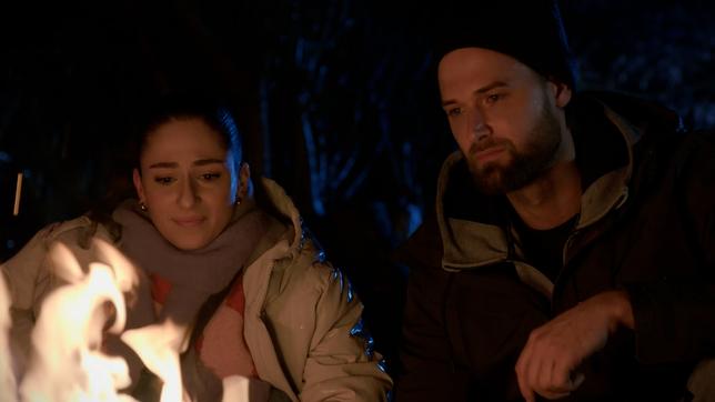 Leyla verbrennt enttäuscht Erinnerungen an eine hoffnungsvolle Sportkarriere. Simon zeigt Verständnis.