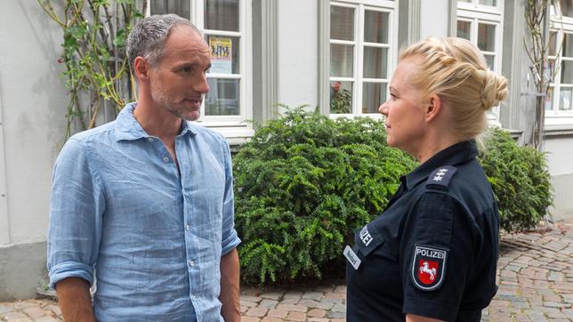 Bild: NDR/ARD/Nicole Manthey Sandra (Theresa Hübchen) bemüht sich um Verständnis, als Mathias (Makke Schneider) aus Rücksicht um Birgit die Essenseinladung ausschlägt