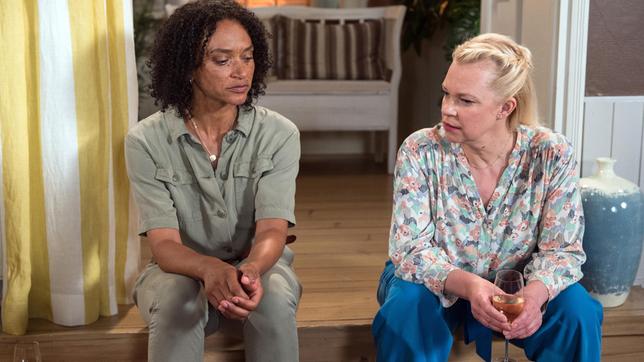 Bild: NDR/ARD/Nicole Manthey Sandra (Theresa Hübchen) ist erstaunt, als Anette (Sarah Masuch) sie auffordert, Maltes Unschuld mit ihr zusammen zu beweisen
