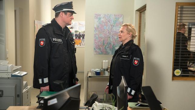 Sandra (Theresa Hübchen) ist irritiert, als Bernd (Tim Olrik Stöneberg)  sie bei einem Einsatz außen vor lassen will.