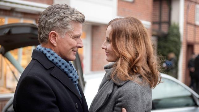 Bild: ARD/Nicole Manthey Sandra (Jutta Fastian) verlässt mit ihrem Traummann Johann Feddersen (Nick Wilder) Lüneburg.