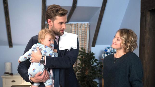 Bild: ARD/Nicole Manthey Sara (Antonia Jungwirth) ist beeindruckt, dass Simon (Thore Lüthje) erstaunlich gut mit kleinen Kindern kann.