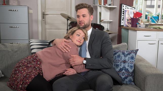 Bild: ARD/Nicole Manthey Sara (Antonia Jungwirth) ist erleichtert, als Simon (Thore Lüthje) zugibt, dass er zu viel will.