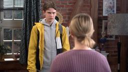Sara (Antonia Jungwirth) ist verwundert über Saschas (Nevio Wendt) unbeteiligtes Verhalten, als er zu Hause auftaucht.