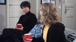 Sara (Antonia Jungwirth) stellt fest, wie sehr Ellen (Yun Huang) um Simon gebangt hat.