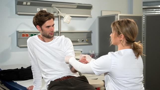 Bild: ARD/Nicole Manthey Saras (Antonia Jungwirth) aufopferungsvolle Pflegearbeit im Krankenhaus, weckt in Simon (Thore Lüthje) den Berufswunsch Physiotherapeut.