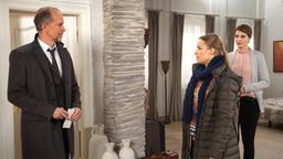 Schuldbewusst steht Madeleine (Rike Schmid) dabei, als Edda (Leonie Landa) dem ahnungslosen Arthur (Jochen Horst) wütend erklärt, dass sie nicht käuflich ist.