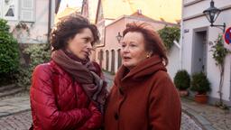 Sibylle (Johanna Liebenseiner) stellt klar, dass Sonja (Madeleine Niesche) sich bei ihrer Entscheidung nicht von  Gregor unter Druck setzen lassen soll.