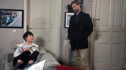 Simon (Thore Lüthje) freut sich, dass Ellen (Yun Huang) ihrer Beziehung eine echte Chance geben will.