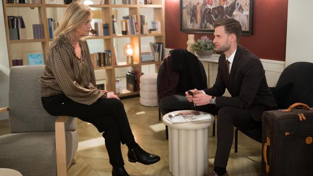 Bild: NDR/ARD/Nicole Manthey Simon (Thore Lüthje) freut sich über Dilays Vorstoß zu einem Familienabend. Mit Doris Dahlmann (Annette Wunsch)