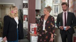 Simon (Thore Lüthje) ist erleichtert, als Mutter Dahlmann (Annette Wunsch) kommt, um Charlotte (Malene Becker) wieder mitzunehmen.