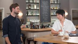 Simon (Thore Lüthje) macht Ellen (Yun Huang) ein unmoralisches Angebot.