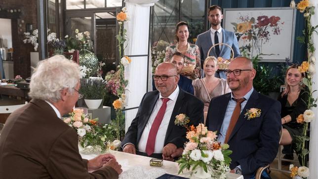 Bild: NDR/ARD/Nicole Manthey Simon (Thore Lüthje) und Tina (Katja Frenzel) verhelfen gerührt der Liebe zum Sieg. Komparsen (v.l.n.r): Standesbeamter (Michael Plischke), Ehepaar (Detlev Schulz-Hendel & Michael Hendel), Gäste (Steffen Niemann-Laue, Cindy Hohm, Fiona Kahle)