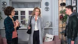 Sonja (Madeleine Niesche) ist nicht begeistert, dass Eva (Andrea Lüdke) Moritz (Felix Jordan) einen Aushilfsjob verschafft hat.