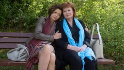 Sonja (Madeleine Niesche) nimmt ihrer Mutter (Johanna Liebeneiner) die Selbstvorwürfe.