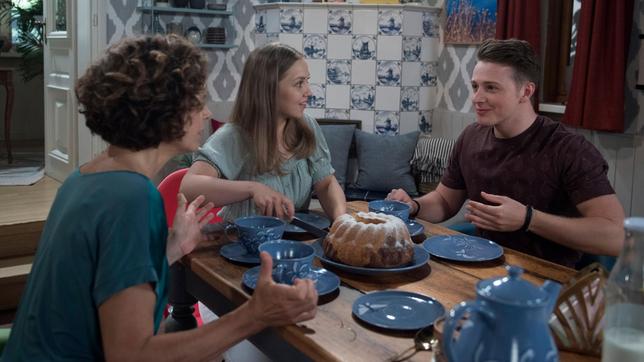 Bild: ARD/Nicole Manthey Sonja (Madeleine Niesche) und Eteri (Marija Mauer) schöpfen Hoffnung, als Moritz (Felix Jordan) plötzlich Kardamom im Kaffee schmeckt.