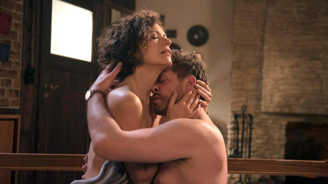 Sonja (Madeleine Niesche) und Tilmann (Björn Bugri) vergessen die Welt um sich herum und geben sich ihrer Liebe hin.