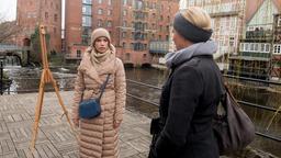 Stintmarkt, Lüneburg: Amelie (Lara-Isabelle Rentinck) denkt über ihre Gefühle für Tristan nach, als Britta (Jelena Mitschke) vorbeikommt.