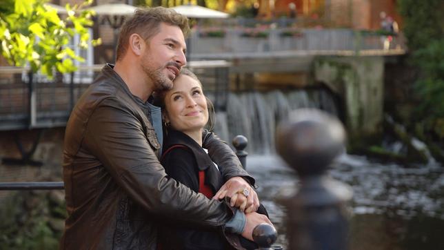 Bild: NDR/ARD/Studio Hamburg Serienwerft Svenja (Lea Marlen Woitack) genießt ihr Glück mit Mika (Benjamin Piwko), obwohl ihr Arthurs Liebesgeständnis nicht aus dem Kopf geht...
