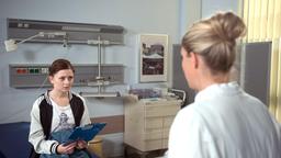 Swantje (Malin Steffen) muss akzeptieren, dass Britta (Jelena Mitschke) ihr wegen ihrer Unbedachtheit beim Krankenhaus-Video eine Abmahnung erteilt