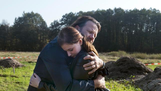 Swantje (Malin Steffen) versichert Arne (Christian Rudolf), dass er immer ihr Vater bleiben wird.