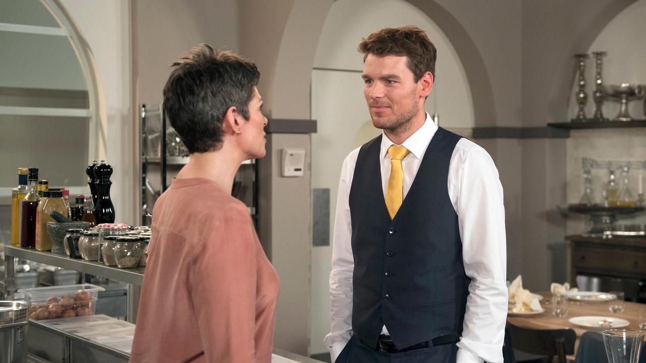 Sydney (Cheryl Shepard) beindruckt Patrick (Constantin Lücke) mit ihrem Engagement für die Mitarbeiter und  das Hotel.