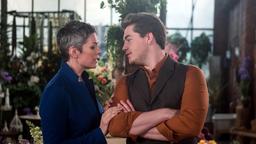 Sydney (Cheryl Shepard) bremst Theo (Frederic Böhle) ein, der mit der Organisation der Überraschungsparty voranprescht.
