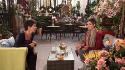 Sydney (Cheryl Shepard) erzählt Merle (Anja Franke) von ihrer Begegnung mit Mathis.