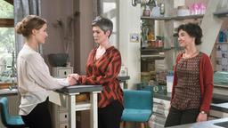 Sydney (Cheryl Shepard) fällt es schwer, Kim (Hedi Honert) über ihre Beziehung zu Mielitzer anlügen zu müssen (mit Anja Franke).